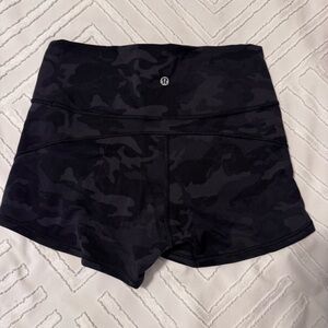 Lululemon in Movement Short Everlux 2” | Size 8 | Deep Coal/Blk Camo